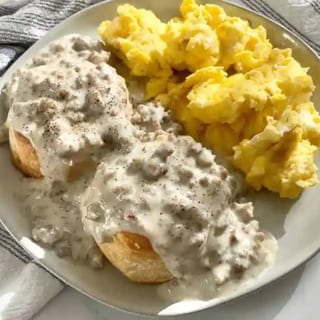 sausage gravy and biscuts